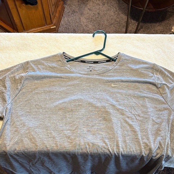 Nike Running Men's Heather Gray Short Sleeve Tee - Picture 3 of 9